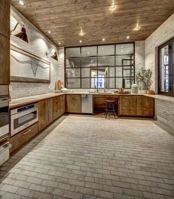 Chefs kitchen with viking appliances